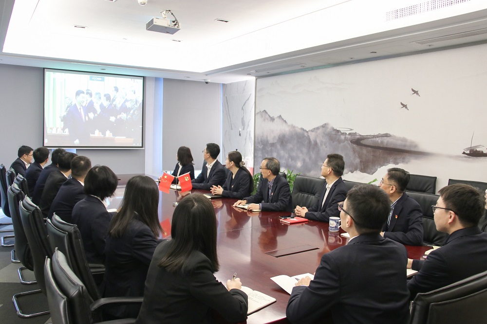 集中观看中共二十大开幕会.jpg